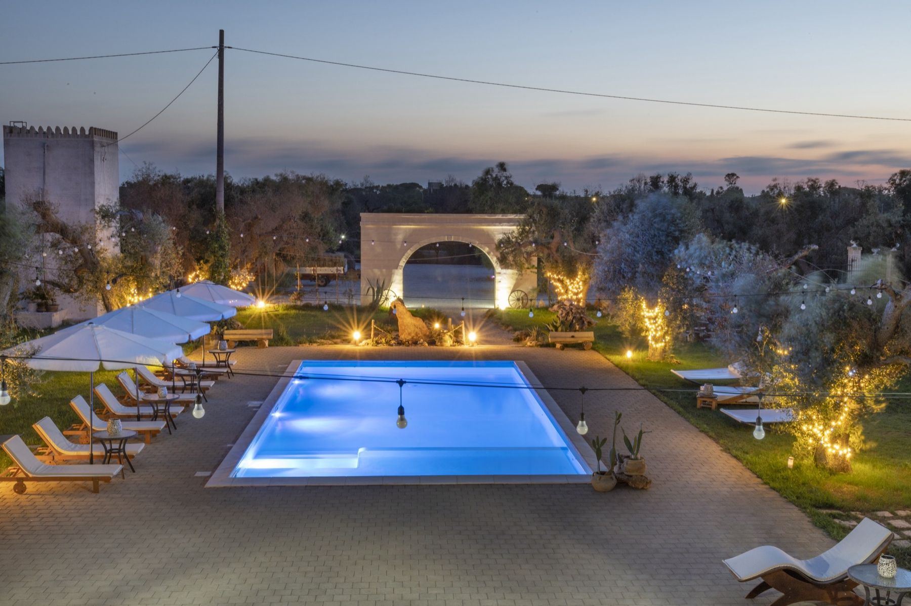 Tramonto sulla piscina della tenuta
